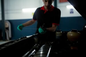 Usta motor yağ seviyesini kontrol ediyor, 1.2 PureTech alınır mı sorusunda yağ geçmişi önemli