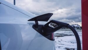 Karlı havada şarj kablosu takılı elektrikli otomobil