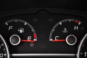 Dağ yolu tırmanışında artan yakıt tüketimini gösteren araç göstergesi