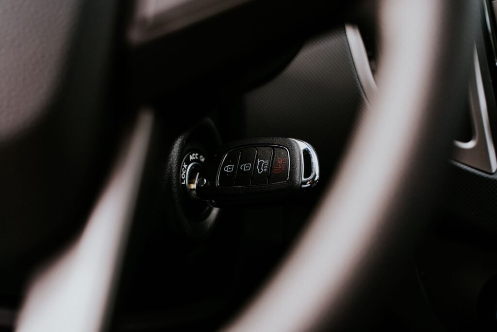 Soğuk bir sabah otomobilin kontak anahtarıyla marşa basılması