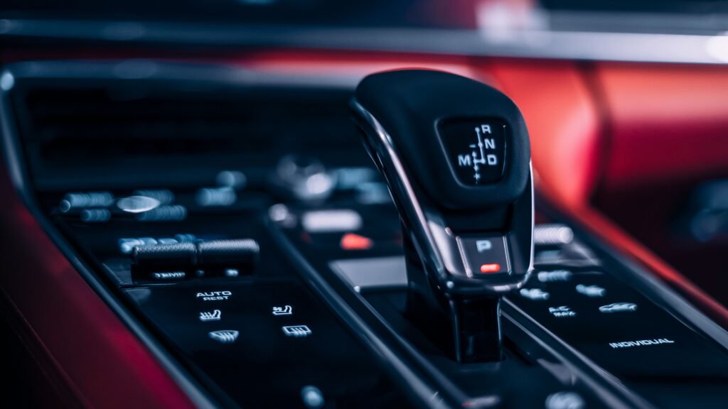 Otomatik şanzımanlı otomobilin vites kolu ve orta konsolu