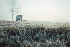Soğuk bir kış sabahında yola çıkmaya hazırlanan elektrikli otomobil