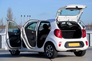 Bagajı açık küçük hatchback otomobil, fabrika çıkışlı LPG tankı stepne yuvasında yer alır