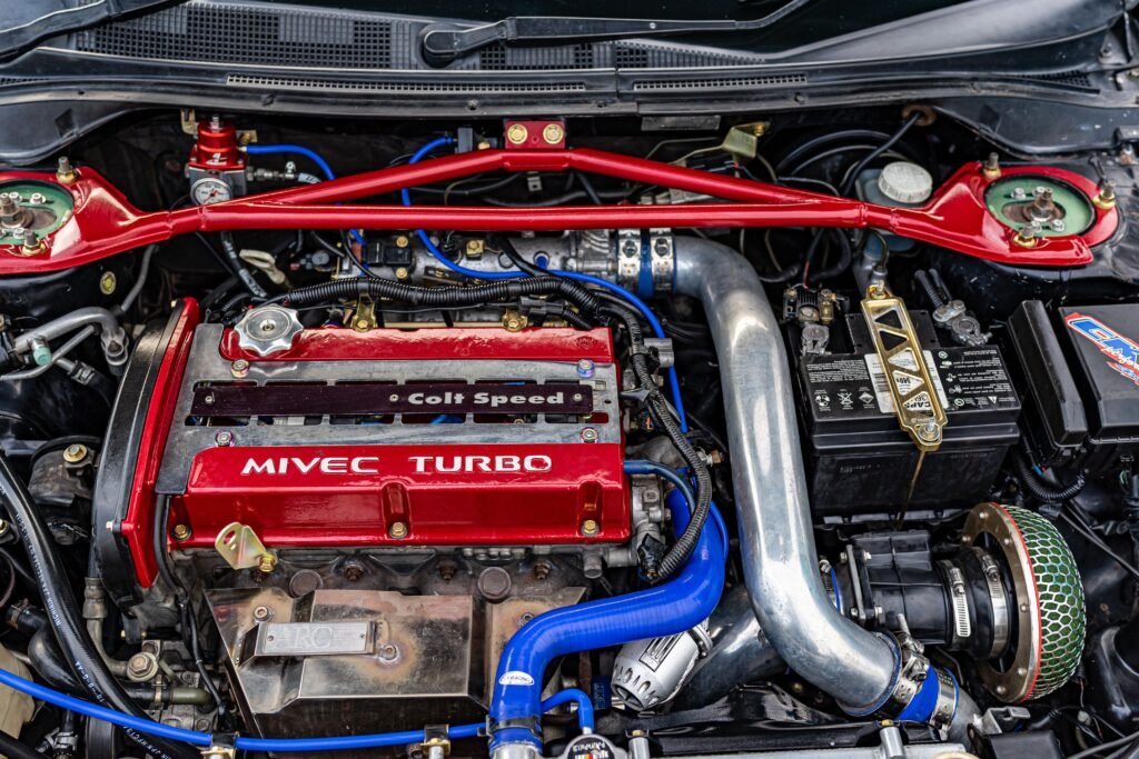 Kompakt otomobilin motor bölmesinde küçük hacimli turbo benzinli motor