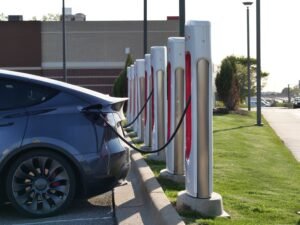 İstanbul Ankara elektrikli araçla yolculukta hızlı şarj istasyonunda şarj edilen otomobil