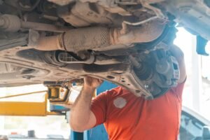 Serviste kaldırılmış otomobilin alt takımında çalışan usta, 200 bin km araba alınır mı kararında bakım kalemleri önemli
