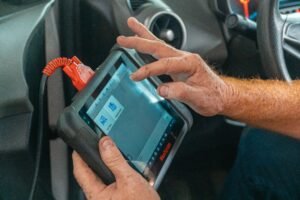 Servis teknisyeni arıza tespit cihazıyla otomobilin şanzıman verilerini okuyor