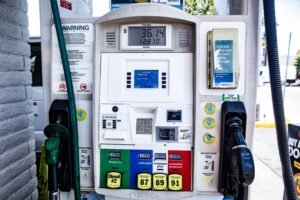 Akaryakıt istasyonunda motorin pompası ile depo doldurma