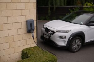 İstanbul İzmir elektrikli araçla yolculukta hızlı şarj ünitesine bağlı otomobil