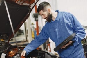 Usta ikinci el otomobilin motorunu rölantide kontrol ediyor