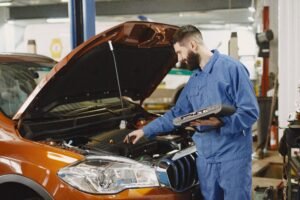 Servis teknisyeninin bilgisayarla araç kontrolü yapması, LPG kalibrasyonu ve bakım