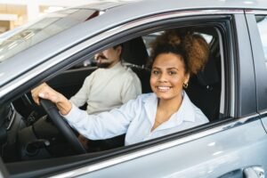 Test sürüşü sırasında direksiyondaki sürücü
