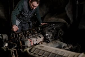 Usta ikinci el dizel otomobilin motor bölmesini inceliyor