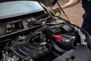 Kaputu açık LPG'li araç kışın servise girmeden önce motor bölmesinde kontrol ediliyor