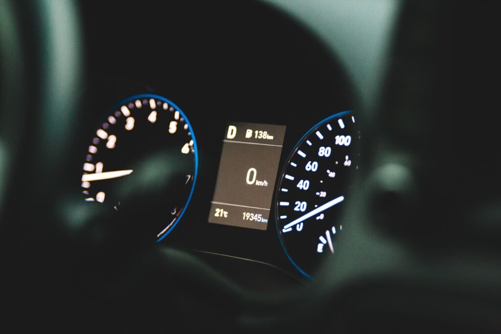 Otomobil göstergesinde yüksek kilometre değeri