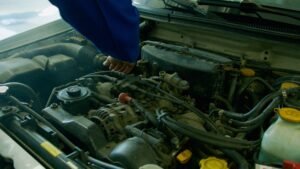 Motor bölmesinde LPG regülatörü ve ateşleme parçalarının kontrol edilmesi