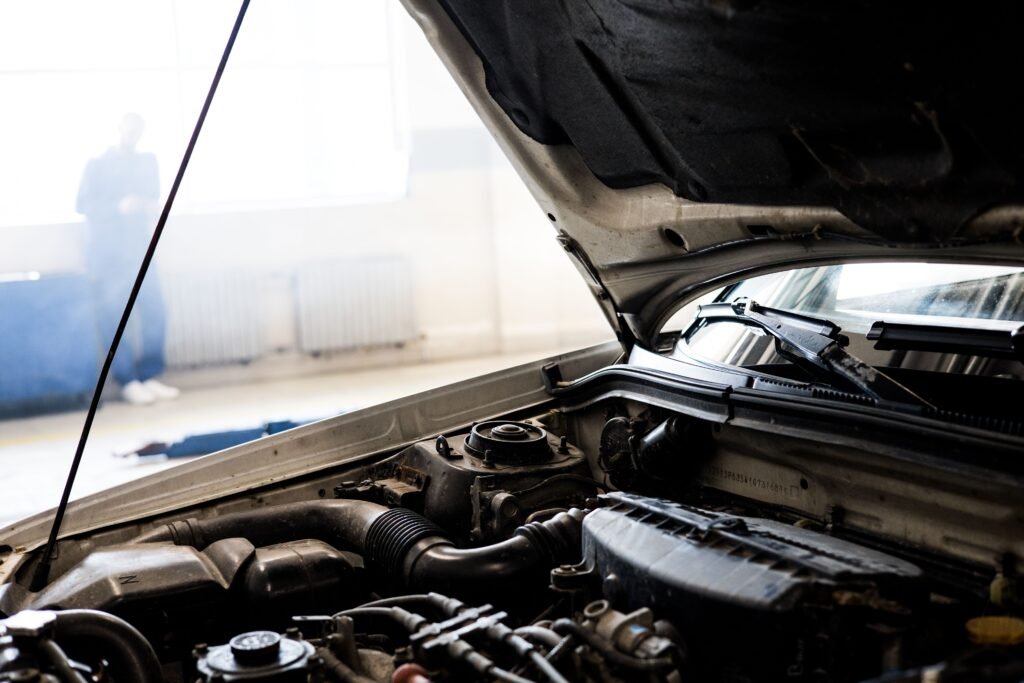 Kaputu açık otomobilde üç silindirli benzinli motor bölmesi