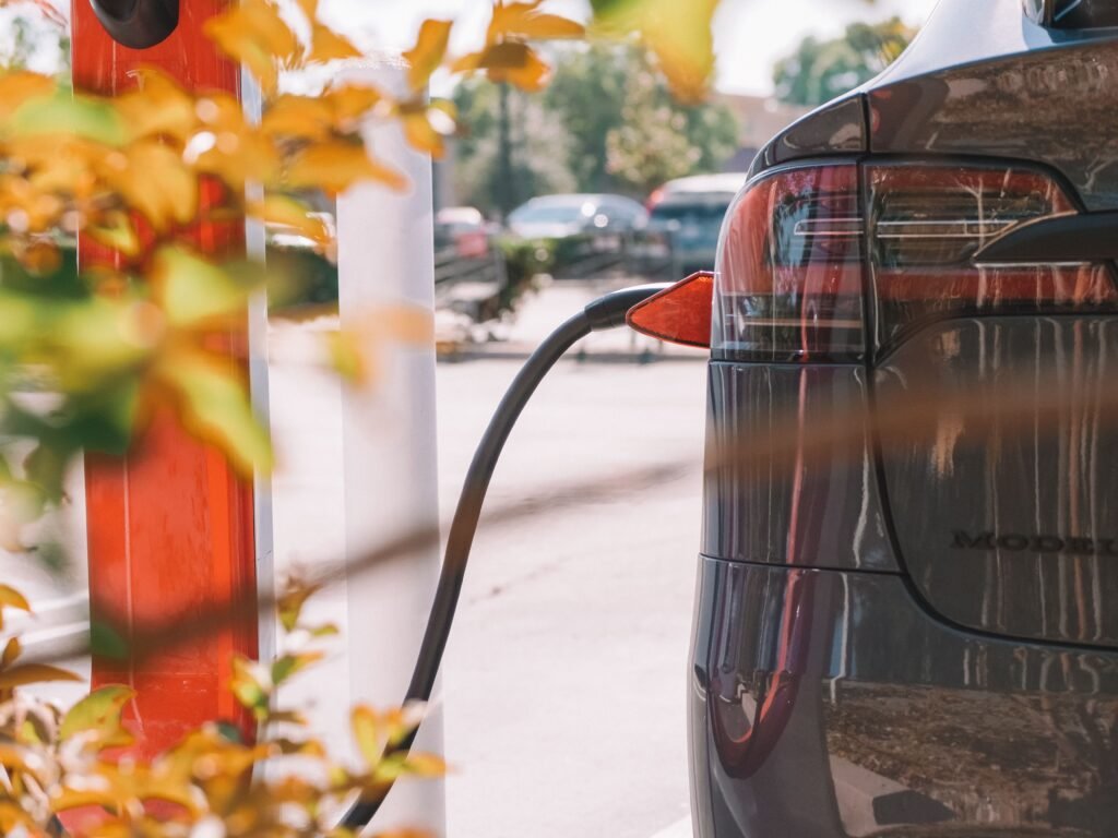 Otoyol hizmet tesisinde şarj edilen elektrikli otomobil